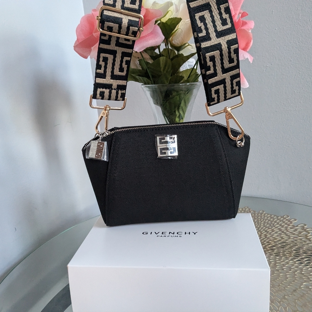 Givenchy - Picture 4 of 9